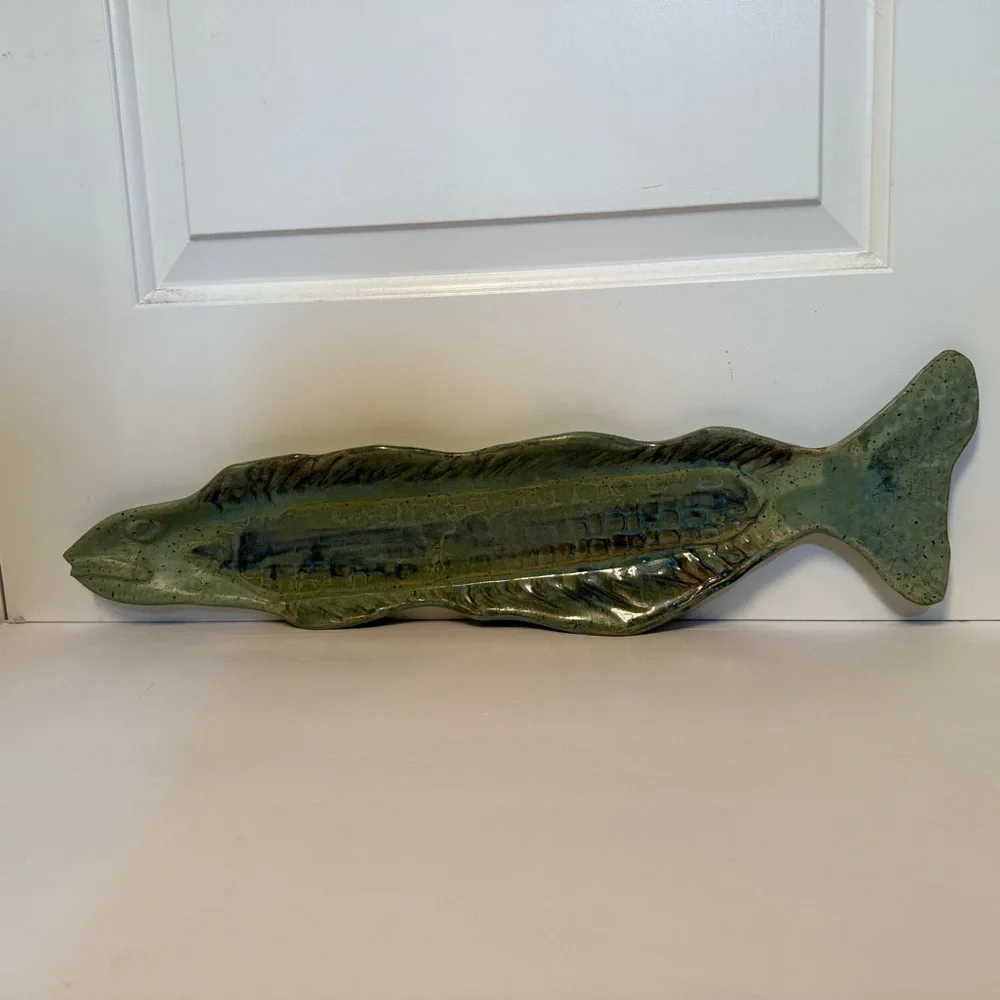HUDSON VALLEY POTTERY PLATTER GREEN FISH TRAY SERVEWARE USA HANDMADE DETAILS